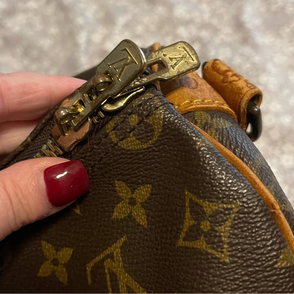 Louis Vuitton keepall 50. No stains inside or rips in leather. Has wear - Picture 7 of 9